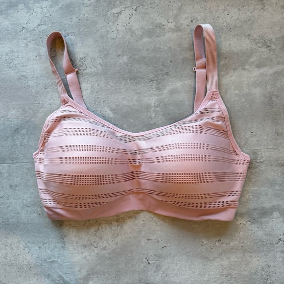 Le Mystere Active Balance Convertible Sports Bra, Size 34 DD/E, Like New - Picture 5 of 10